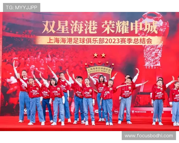 上海足球队团队协作引发热议球迷对战术配合与队员默契的不同看法