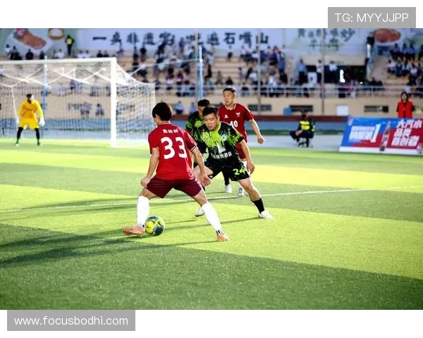 与足球明星共舞绿茵场的奇妙旅程与心灵碰撞