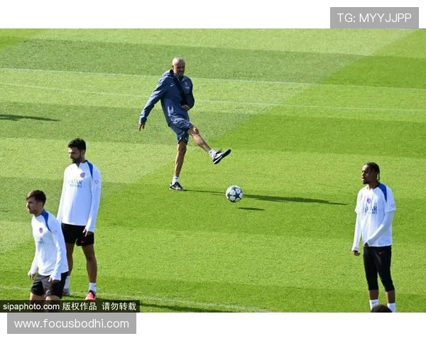 世界足球明星绝技揭秘球场上的华丽瞬间与技巧分析