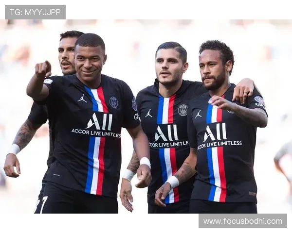 克莱足球明星合影精彩瞬间回顾与背后的故事分享 克莱足球明星合影精彩瞬间回顾与背后的故事分享