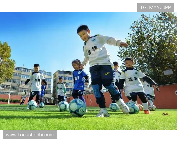 足球明星在绿茵场上展现的精彩踢球动作与技巧解析